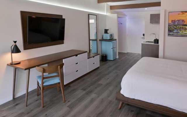 Standard room with pool view