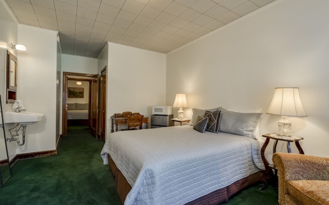 2 Bedrooms Suite with mountain view