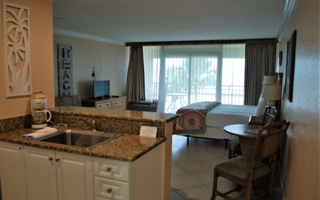 Club Studio with balcony and with bay view