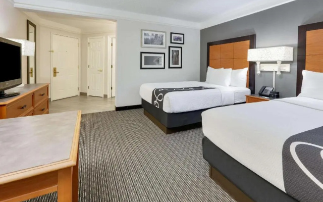 Twin room with pool view
