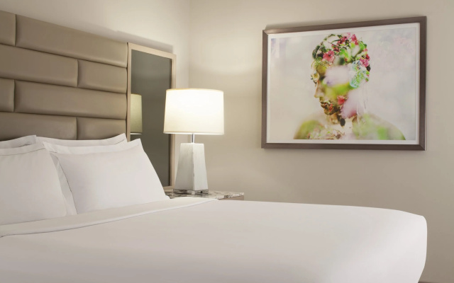 Deluxe room with pool view