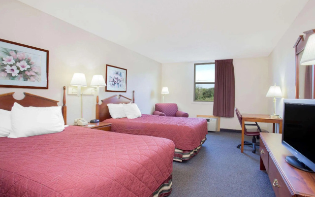 1 Bedroom Sextuple Suite