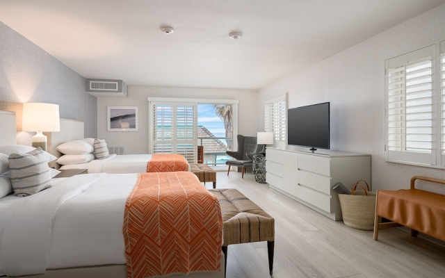 Standard Quadruple room with balcony and with partial ocean view