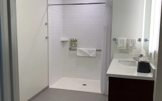 1 Bedroom Suite with pool view