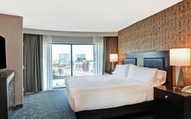 1 Bdrm Corner Suite