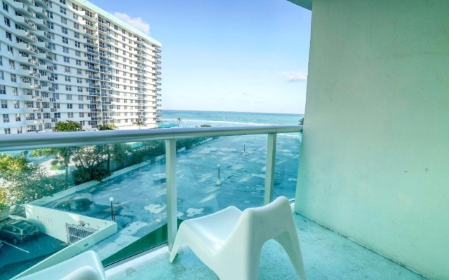 2 Bedrooms Premier Apartment with partial ocean view