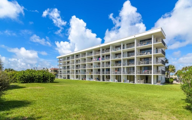 Apartment with garden view