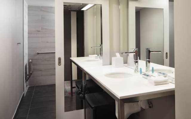 Suite with city view