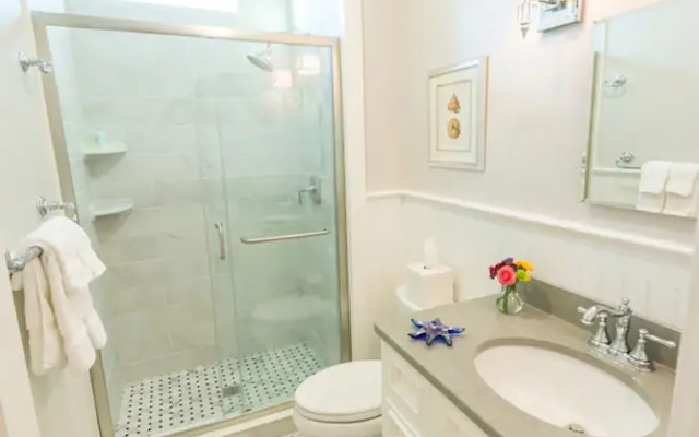 2 Bedrooms Luxury Apartment with balcony and with harbour view