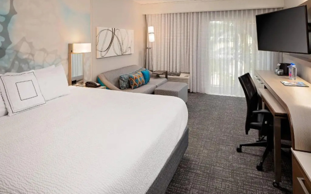 Deluxe Double room with balcony and with courtyard view