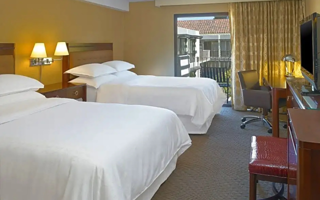 Deluxe Quadruple room with city view