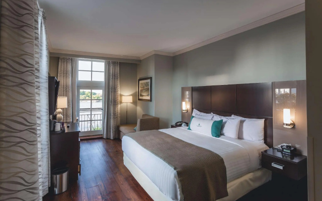 Mobility Accessible Roll-In Shower Double room with city view