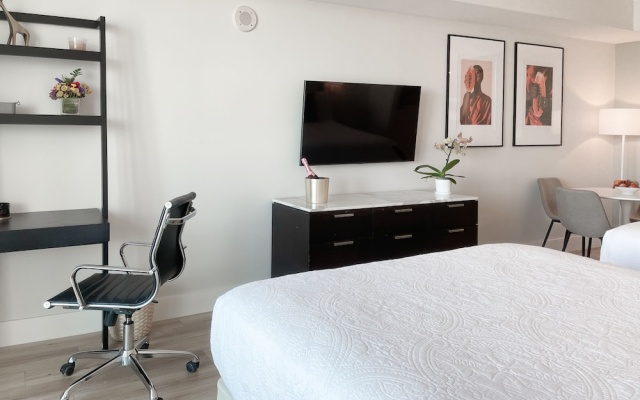 Deluxe Quadruple Suite with balcony and with partial ocean view