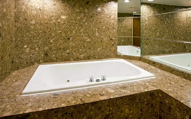 1 Bedroom Double Suite with lake view