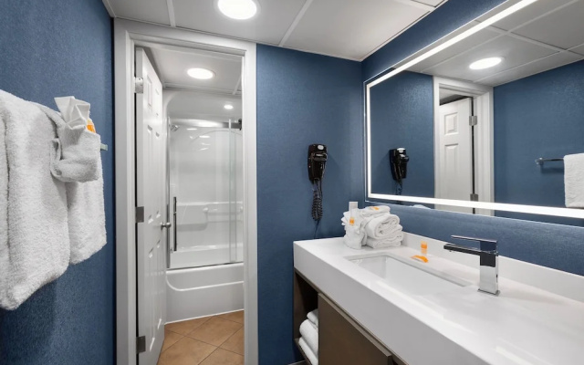 Suite with balcony and with partial ocean view