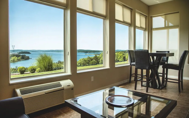 4 Bedrooms Standard room with lake view