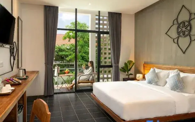 Deluxe Double room with balcony and with pool view