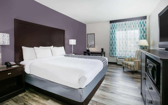 Accessible Double room with Airport view