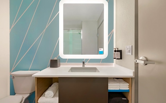 Standard Quadruple room with city view