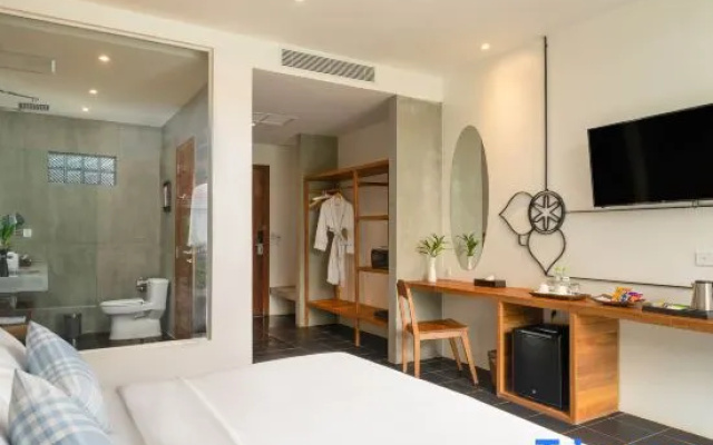Deluxe Twin room with balcony and with pool view