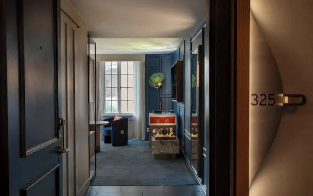 1 Bedroom Suite with courtyard view