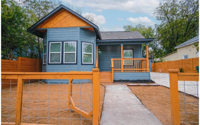 5 Bedrooms Cottage