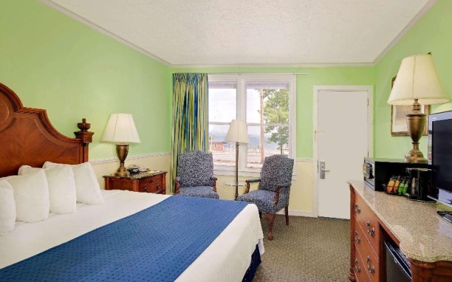 Standard Triple room with ocean view