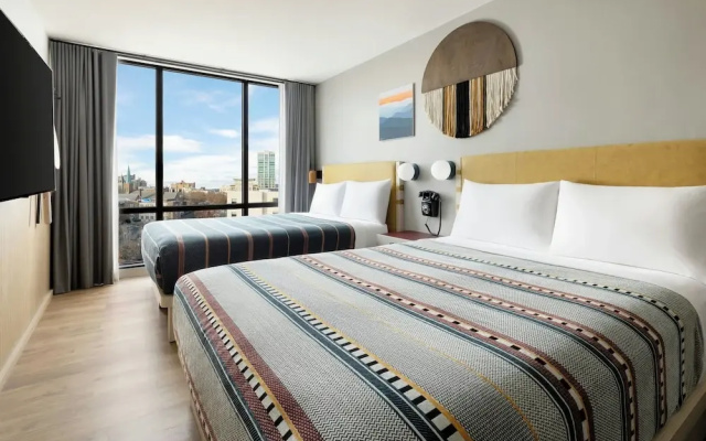 Standard Quadruple room with city view