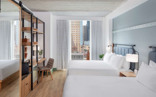 Standard Quadruple room with city view