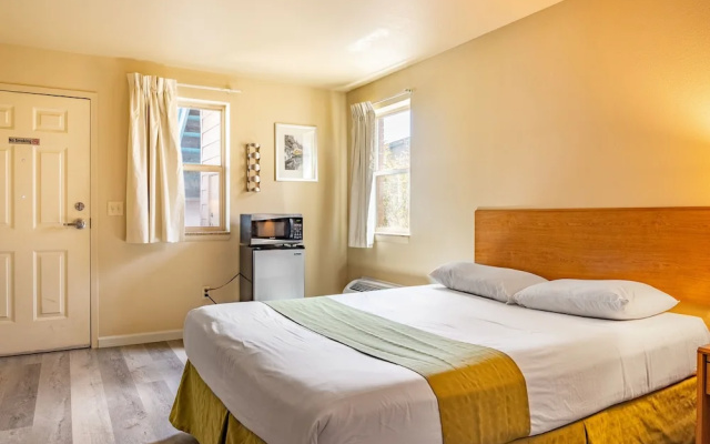 Comfort room with mountain view
