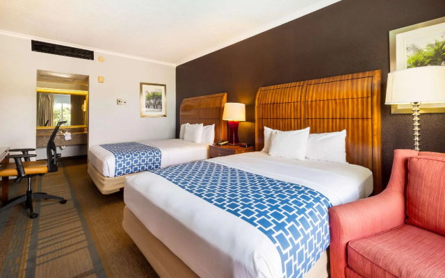 Standard Quadruple room with pool view