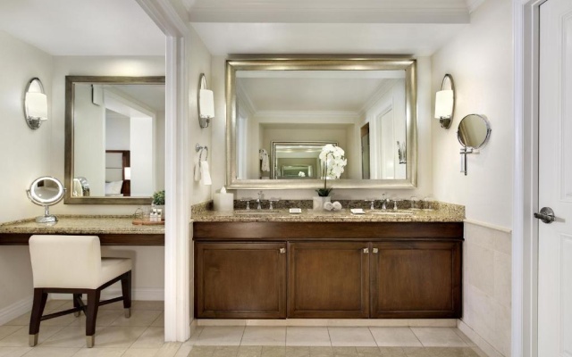 1 Bedroom Suite with courtyard view