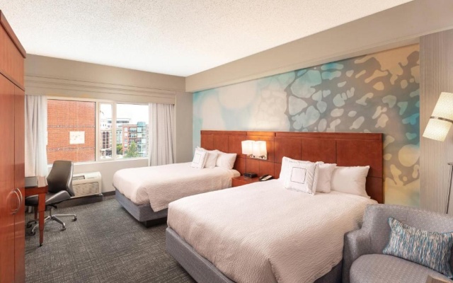 Standard Quadruple room with city view
