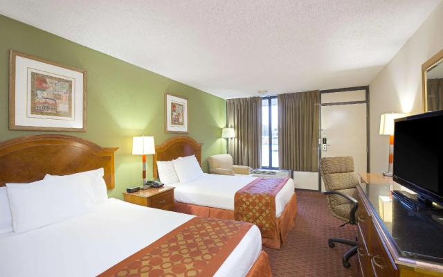 Standard Quadruple room with pool view