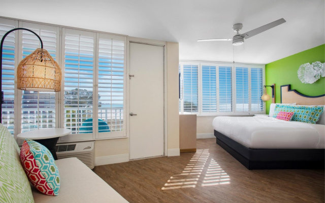Double room with partial ocean view