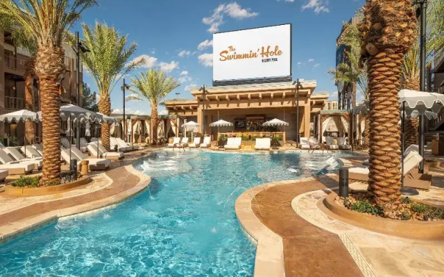 Standard room with pool view