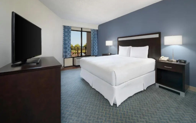 Twin room with balcony and with partial ocean view