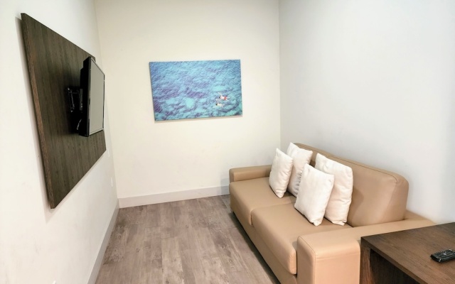 1 Bedroom Deluxe room with balcony and with partial ocean view