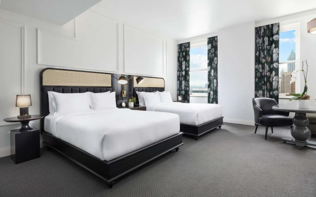 Deluxe Quadruple room with city view