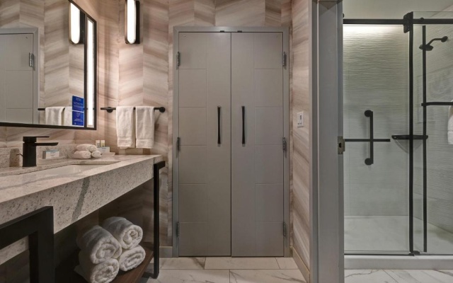 Suite with courtyard view