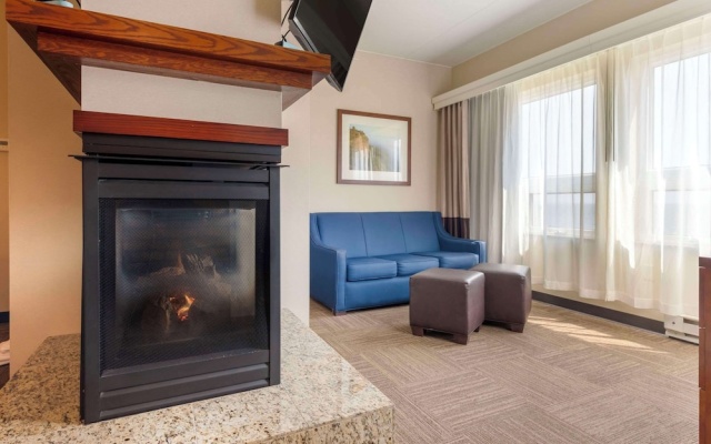 Deluxe Suite with lake view