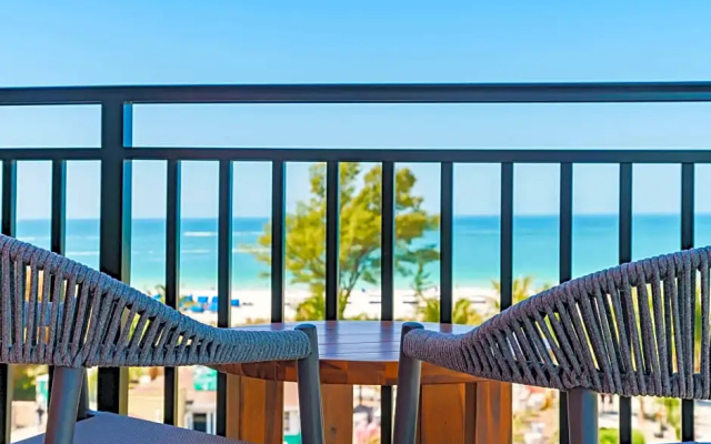 1 Bedroom Double Suite with balcony and with bay view
