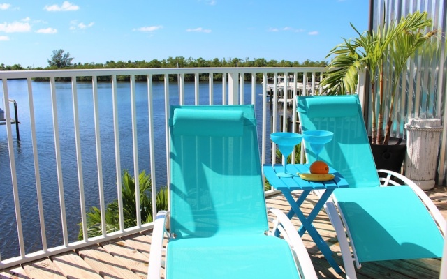 Studio with balcony and with water view