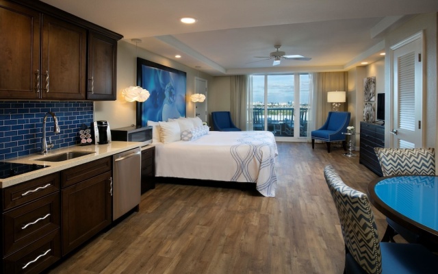 Palm Tower Upper Floor Accessible Roll-In Shower Double room