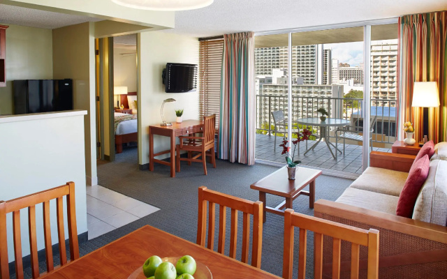 1 Bedroom Twin Suite with partial ocean view
