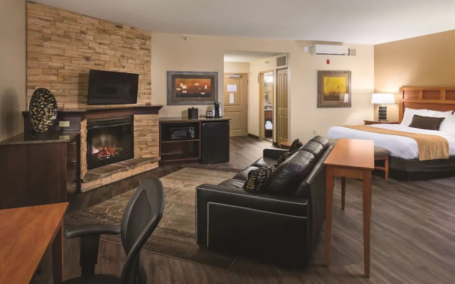 Deluxe Double Suite with pool view
