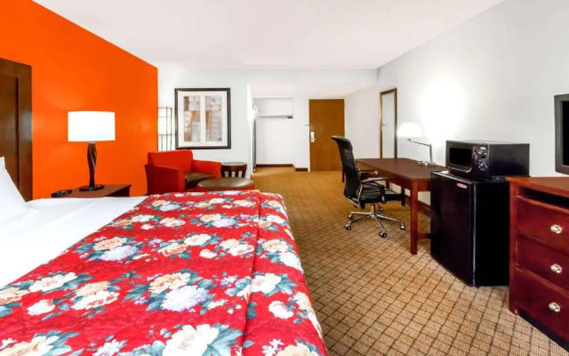 Suite with pool view