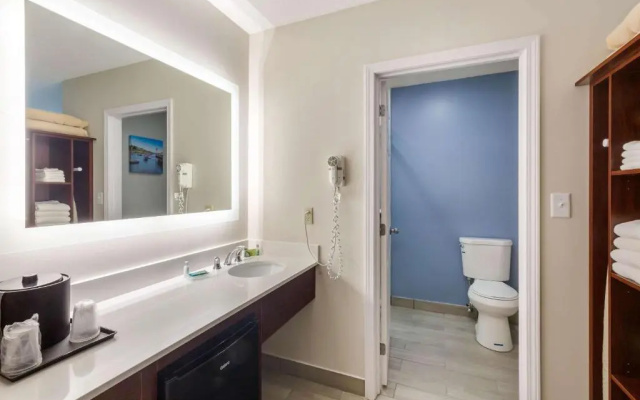 Standard Quadruple room with water view
