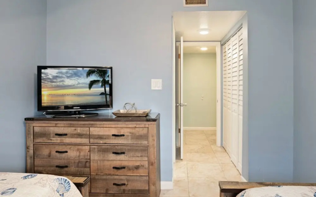 2 Bedrooms Standard Basement room with pool view