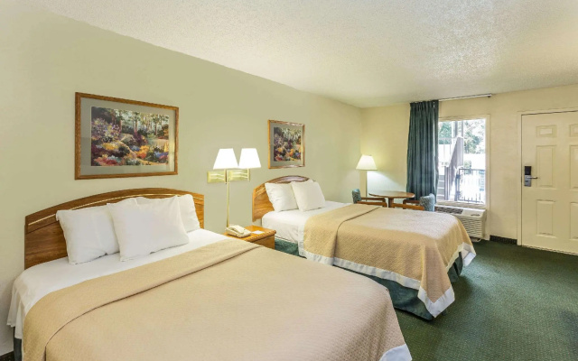 Standard Quadruple room with pool view